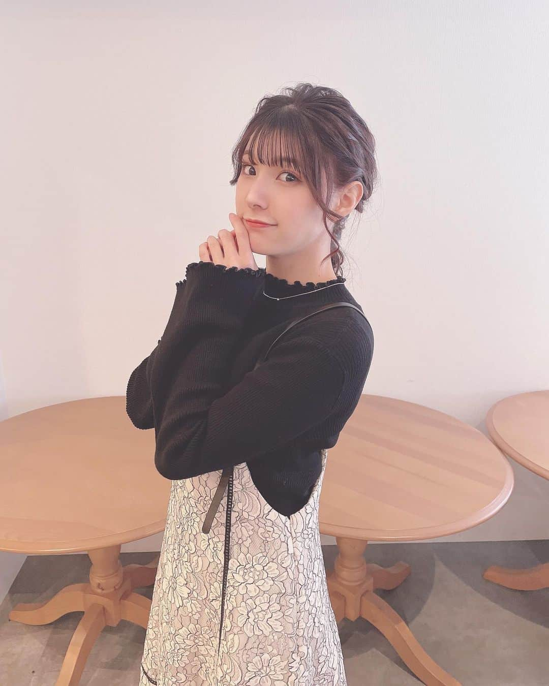 彩川ひなのさんのインスタグラム写真 - (彩川ひなのInstagram)「『2023年カレンダー発売記念イベント』 会場&オンライン 共にありがとうございました🐥💓  ヘアメも可愛くしてもらってとびっきりのひなはいかがでしたか？❤︎*°  「このカレンダーイベントがないと年越せない」や「2023年もひなカレンダー飾れて嬉しい」等々、こちらこそすぎる嬉しいお言葉をいただけて感謝いっぱいですっ♡*°  今回は会場&オンライン、お衣装が#シック な#白黒コーデ なひなでしたが！ 無事に「シブい」いただきました😏🖤笑 うれちい😏🖤←  オンラインのお衣装は#特典 #生写真 のなの！ これが例のとってもおすすめしてた生写真3種類です*｀ω´*♡  #2023 #カレンダー #calendar #発売記念イベント #chic #ヘアメイク #ヘアアレンジ #hairstyle #衣装 #fashion #ファッション #lookgoodfeelgood #followme #likeforlike #彩川ひなの」12月18日 16時51分 - hinano_ayakawa