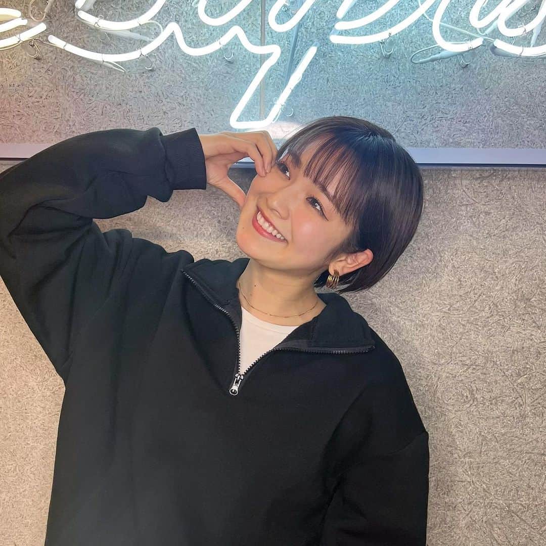 富久美玲のインスタグラム：「_ . 髪の傷みが目立たないように暗めで ダークブラウンにして頂きんか🥹 . 切れ毛も伸びて落ち着いてきたので ラスト前髪ぱっつん✂️ こっからは前髪伸ばしていくどぉ！ . #ショートヘア#前髪ぱっつん#ヘアカラー#ダークブラウン#hair#헤어스타일#짧은머리」