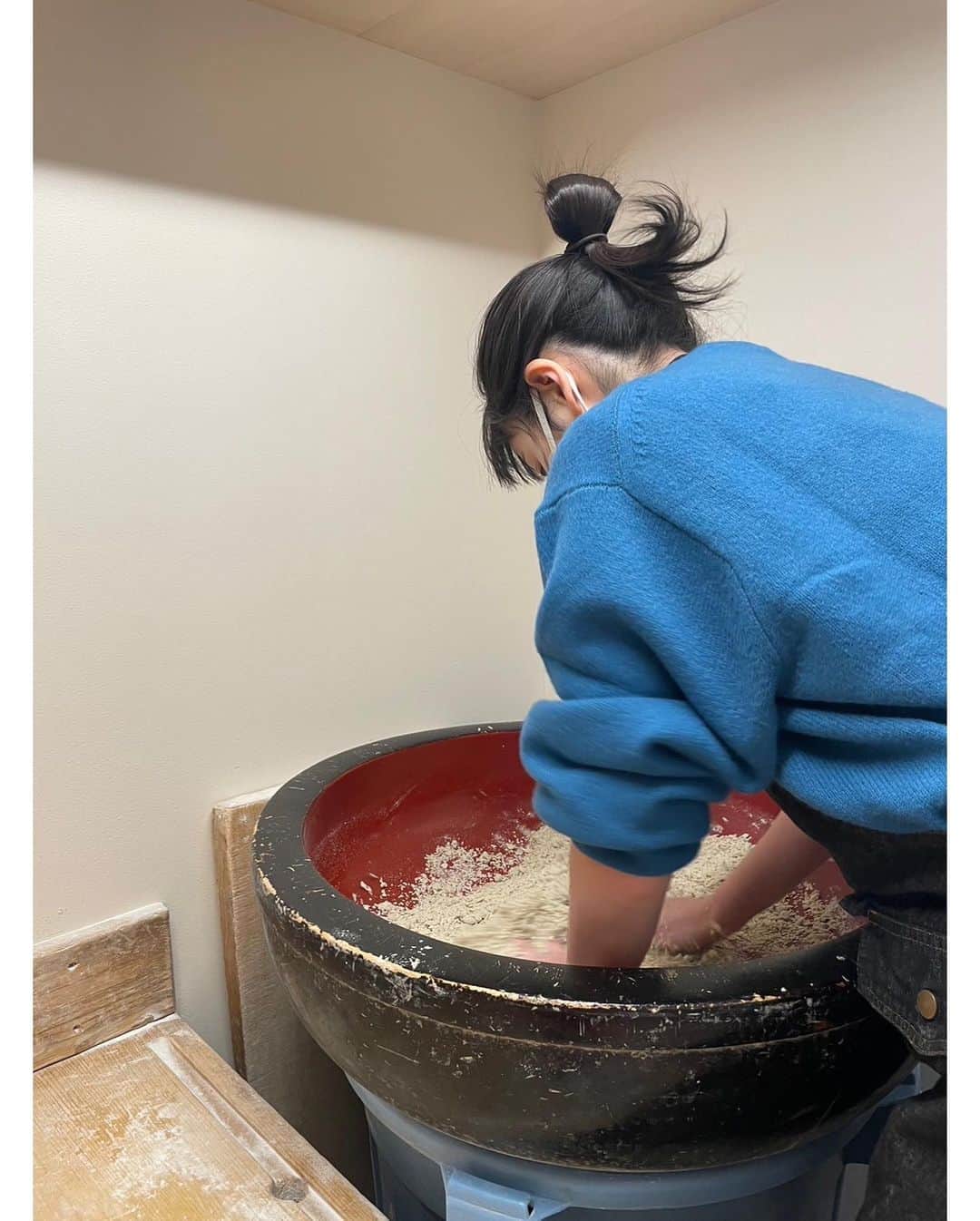 藤井武美のインスタグラム：「蕎麦打ち。 集中力、忍耐力。」