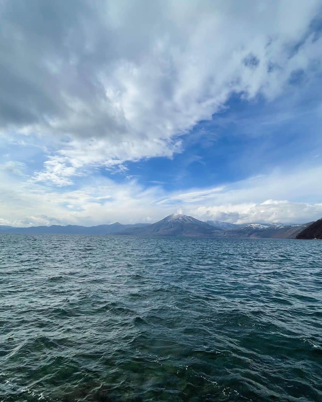 宏実さんのインスタグラム写真 - (宏実Instagram)「先月ですが、ずっと行ってみたかった支笏湖🚣‍♂️  ご覧の通り荒れてました🌊😳笑 でもとても神秘的でした✨🐲  海も好きだけど湖も好き😌  今はもう雪景色かなぁ❄️☺️  #支笏湖 #lakeshikotsu  #hokkaido  #北海道」12月18日 17時46分 - hiromisrainbow