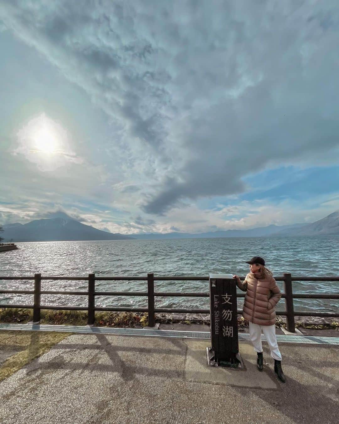 宏実のインスタグラム：「先月ですが、ずっと行ってみたかった支笏湖🚣‍♂️  ご覧の通り荒れてました🌊😳笑 でもとても神秘的でした✨🐲  海も好きだけど湖も好き😌  今はもう雪景色かなぁ❄️☺️  #支笏湖 #lakeshikotsu  #hokkaido  #北海道」
