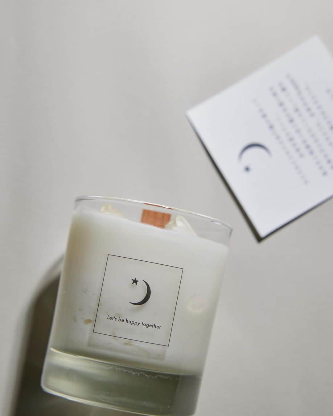 吉川ひなののインスタグラム：「🕯お知らせ🕯  限定クリスタルキャンドルのご予約はあしたの10:30までとなっております♡ @amara__official   ストーリーズからも飛んでいけまーす🤍」