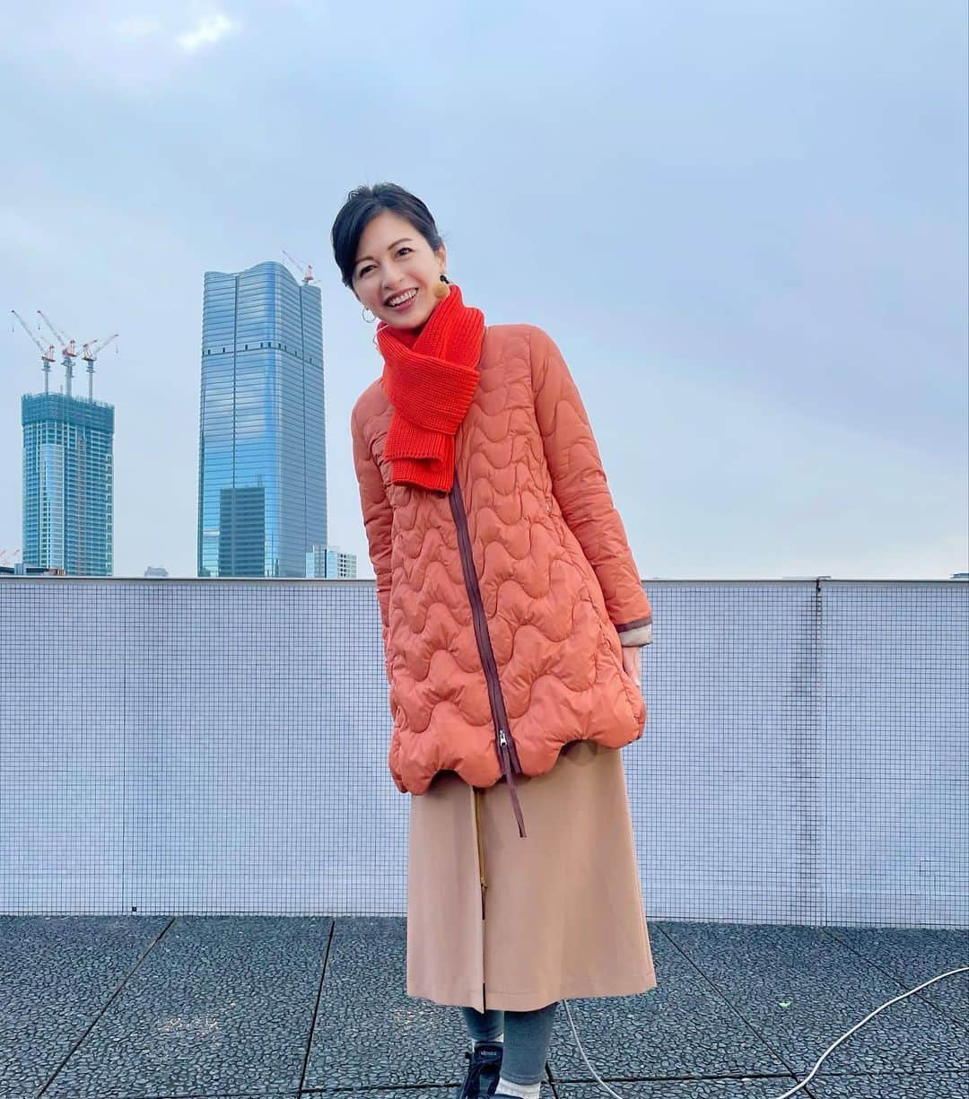 太田景子のインスタグラム：「今朝もサンデーLIVEをご覧いただいた皆さま、ありがとうございました😊🧡  今日は雪の情報をメインにスタジオも含めてたっぷりとお伝えしました❄️  これからクリスマス、大晦日など師走の忙しさは加速していきますが、この後も寒気は週末を狙うように１週間に一度のペースでやってきます🎄🎄🎄  来週も週末(クリスマス付近)には全国的に寒気の影響を受けそうですから、雪の情報にはくれぐれもお気をつけください❄️ ホワイトクリスマスなら歓迎🤍という人もいるかもしれませんね〜😇  👗👗👗👗👗👗👗👗 コート　グラン山貴(@granyamaki )」