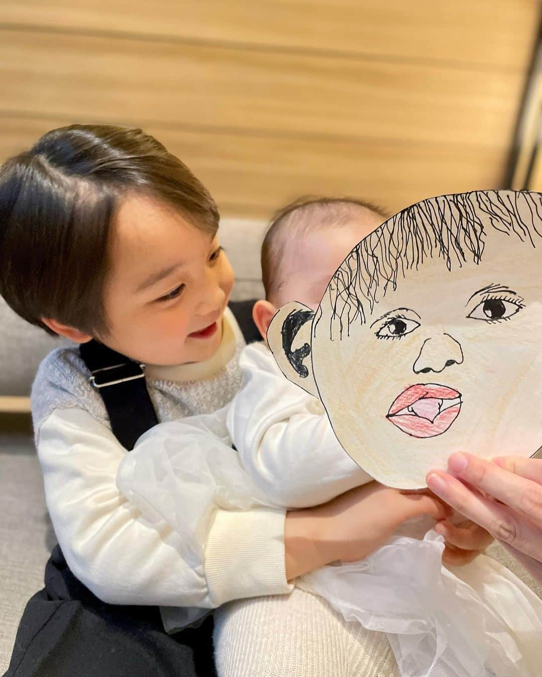 石塚錬のインスタグラム：「. 👦💬「はじめまして、妹のてんちゃんです👶💓」 #しばらくInstagram更新できておらずご心配おかけしました🙇 #少し前に妹が生まれ新生児育児にてんやわんやでした👶 #似顔絵はレンが描きました👨‍🎨 #たくさんのDM嬉しかったです📥 #これから少しずつポスト復活するのでよろしくね💓 #ちなみに僕は妹のおむつ替え担当です😤（💩以外） . 👦💬「Nice to meet you！ This is my sister, Ten-chan👶💓」 #Sorry for not updating Instagram for a while🙇 #Not long ago, my sister was born, and I was busy raising a newborn baby👶 #I'm in charge of changing my sister's diapers😤 . #新生児 #妹 #赤ちゃん #似顔絵 #baby #sister #portrate #신생아 #즐겨찾기 #아기　#캐리커처 #ทารกแรกเกิด #น้องสาว #น้องสาว #Sayang #saudari #石塚錬 #成長日記 #ishizukaren #renishizuka #이시즈카렌」