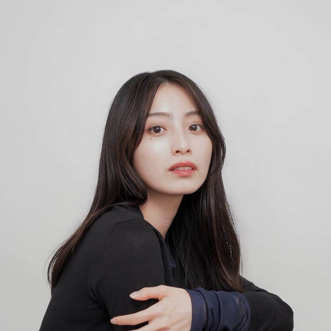 のインスタグラム：「お知らせです。  18歳から6年間お世話になりました、 事務所を退所し、今後はフリーでお仕事を続けていくこととなりました。  何も分からなく上京してきた私を育てて下さったことやたくさんの想い出と経験を一つ一つ思い出しながら感謝があふれてます。 同時にこの先の不安もありながらの決断だったのですが、 これからは自分自身の足を鍛え、 これからのお仕事や新しい出会いに期待を込めて精進していきます。  今後とも、よろしくお願いいたします。」