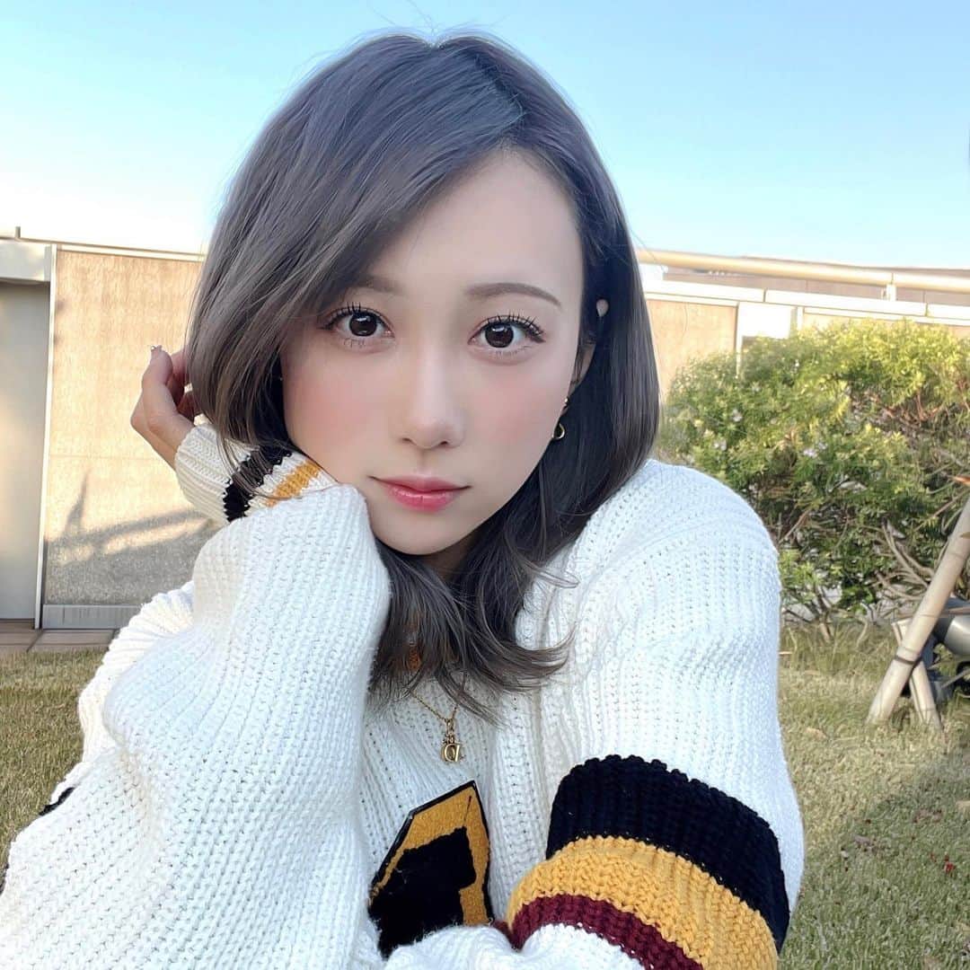 のインスタグラム：「冬は一番好きな季節⛄️ でも乾燥しちゃうのぉおお  今使ってるのはベストコスメにも選ばれてる ダーマレーザーシリーズのシートマスク🧚‍♀️  最近SNSとかアットコスメでよく見かける！ 集中エイジングケアのピンク🌷と集中保湿の青💎  私は青の方が合ってる🛁🪞  セラミドが入ってるからすごい保湿する感じで お外でも乾燥を感じずらくてすき🥰 防腐剤とかアルコール不使用だから 敏感肌の人も安心だよ_( ˙꒳​˙_🥕)  #クオリティファースト #ダーマレーザーマスク #シートマスク #スキンケア #エイジングケア #保湿」