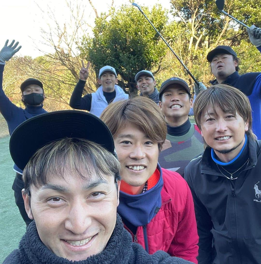 伊藤光のインスタグラム：「ベイスターズゴルフ部⛳️(第1回) と名乗りたい所ですが、他にもゴルフ好きな選手は何人もいるし正式に作ってないのでメンバーが誰とか決まってないんですが笑、以前から計画していて予定が合う8人で🏌️‍♂️☀️  葉山国際カンツリー倶楽部⛳️ 難しいコースとは聞いてましたがその通りで…風もありスコアは…🙄 それよりもみんなで楽しくプレーできて、いいリフレッシュになりました🏌️‍♂️  次は新春ゴルフかな！🎍 みんなの自主トレの日程とか合わせながら、アクティブレストにもなるので行けたらいいなーなんて思ってます🫡  スタート前のみんなの笑顔をお届けします📸笑  #平田真吾 #三嶋一輝 #石田健大 #桑原将志 #東克樹 #伊勢大夢 #山本祐大 #ベイスターズゴルフ部 #募集中」