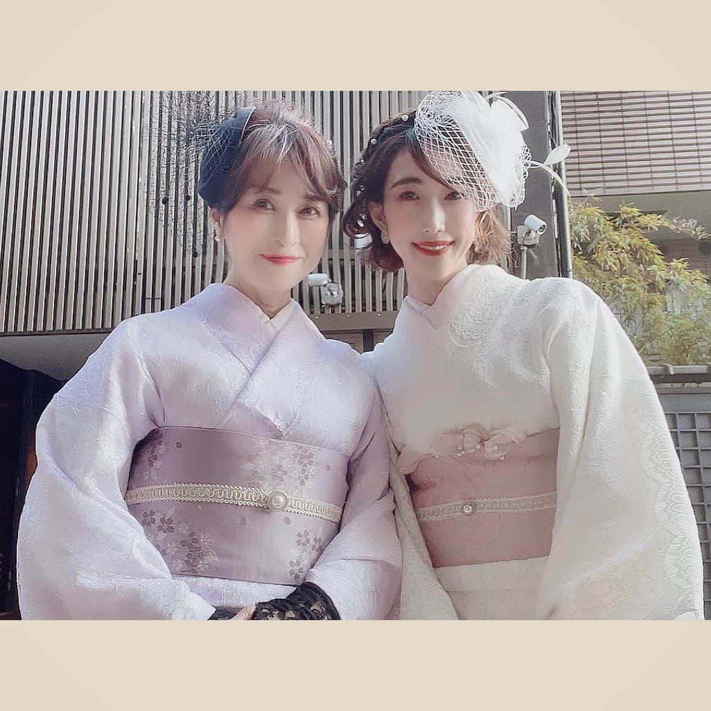 のインスタグラム：「⁡ ⁡ 最近、過去の写真をよく見返すのだけど...🤳 母との写真多し🤭🤍笑（この写真は1年半前くらい？） 春は🌸秋は🍁を見に、着物で京都に行ってたけど 今年は行けてない..😮‍💨 ⁡ ちゃめっけたっぷりで、友達のようでもあり 心から尊敬、信頼してる、大好きなお母さん🌹 ⁡ ⁡ 子育ての事も沢山教えてもらわないと🤱🤍 出産する前から、母の偉大さを感じる日々...🤰 . . ⁡ #大好きな母 ⁡」