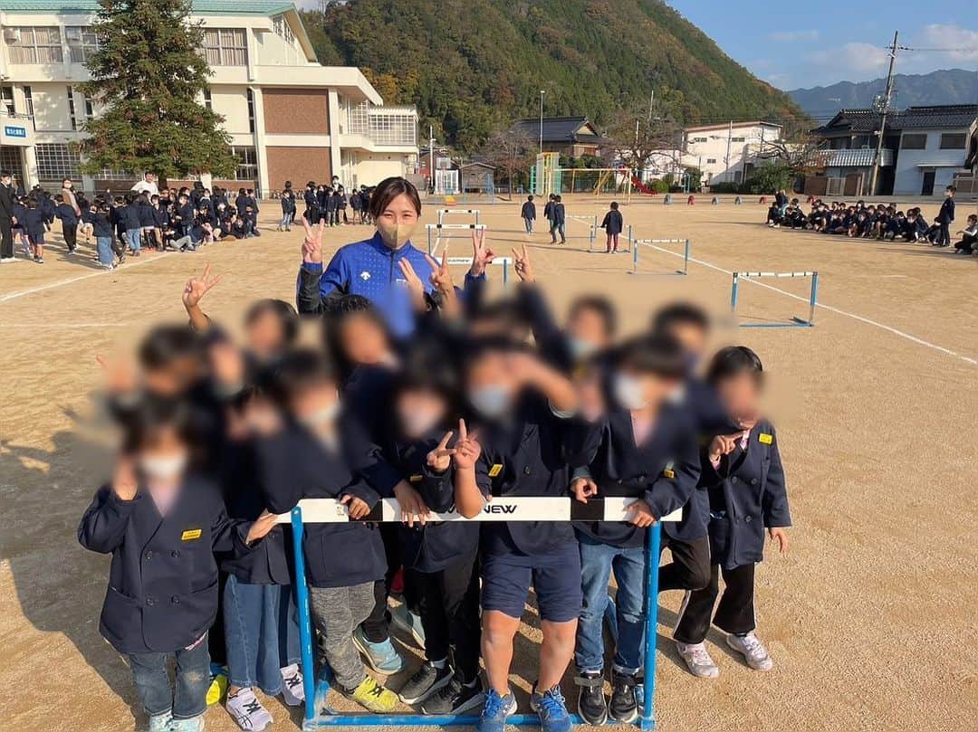 木村文子さんのインスタグラム写真 - (木村文子Instagram)「【活動報告】 兵庫県朝来市梁瀬小学校からご依頼いただき、全校生徒の皆さんに向けて講演しました。 たくさん質問もしていただき、少しでも生徒の皆さんのお役に立てていれば嬉しいです✨ また、学生時代にハードルのレースを共に走ったことのある先生がいらっしゃって10年ぶりに一緒に跳びました🏃‍♀️ 出会いに感謝です✨✨✨ このような機会をいただき、学校関係者の皆様、本当にありがとうございました🙇‍♀️  #講演会 #小学校 #ハードル  #elementaryschool  #haveagoodtime  #thankyou」12月18日 18時36分 - kimura.ayako