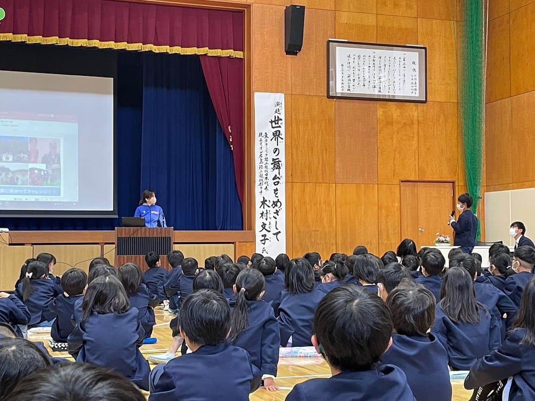 木村文子さんのインスタグラム写真 - (木村文子Instagram)「【活動報告】 兵庫県朝来市梁瀬小学校からご依頼いただき、全校生徒の皆さんに向けて講演しました。 たくさん質問もしていただき、少しでも生徒の皆さんのお役に立てていれば嬉しいです✨ また、学生時代にハードルのレースを共に走ったことのある先生がいらっしゃって10年ぶりに一緒に跳びました🏃‍♀️ 出会いに感謝です✨✨✨ このような機会をいただき、学校関係者の皆様、本当にありがとうございました🙇‍♀️  #講演会 #小学校 #ハードル  #elementaryschool  #haveagoodtime  #thankyou」12月18日 18時36分 - kimura.ayako