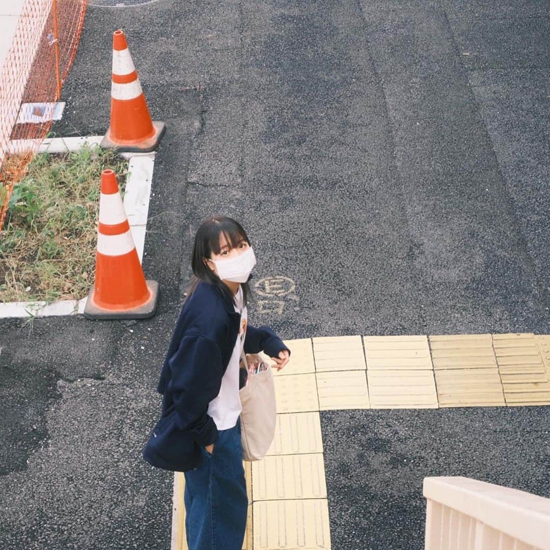 ただのよしののインスタグラム：「今日は友だちと温泉に行って美味しいご飯を食べたよ 今からライブを見にいくので移動中〜ポカポカでねちゃいそう」