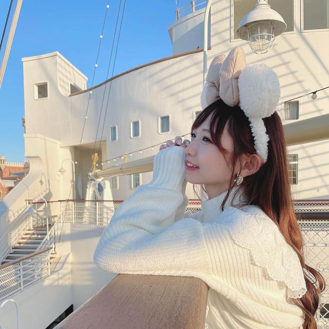 畑美紗起のインスタグラム：「目あった？👀🤍  #畑美紗起 #みちゃしふく #ニットコーデ #ガーリーコーデ #フェミニン #スカートコーデ #スカート #ディズニーコーデ #ディズニー #ディズニーシー #ミニスカート #今日のコーデ #デート服 #lookbook #ootd #fashion #disney #disneysea #japanese #japanesegirl #shooting #me #dailylook」