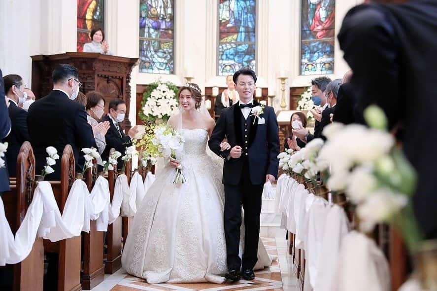 市川華菜のインスタグラム：「💍 2022.12.17 結婚式を無事挙げることができました 出席していただいた皆様 そして私たちの結婚式に 協力してくださった皆様 ほんとうに感謝の気持ちで いっぱいです🥹💘 結婚式が一瞬に感じるほど 温かい時間で夢のようなで 鼻水垂らしながら号泣しました 大好きな人たちに囲まれて 幸せとはこのことかと… 最高で素敵な日になりました 本当にありがとうございました これから、 ゆっくりとみんなから 頂いた写真や私がどうしても 結婚式をあげるにあたり 夢を叶えて頂いた ことなども後ほど投稿したいなとおもっております🥹」