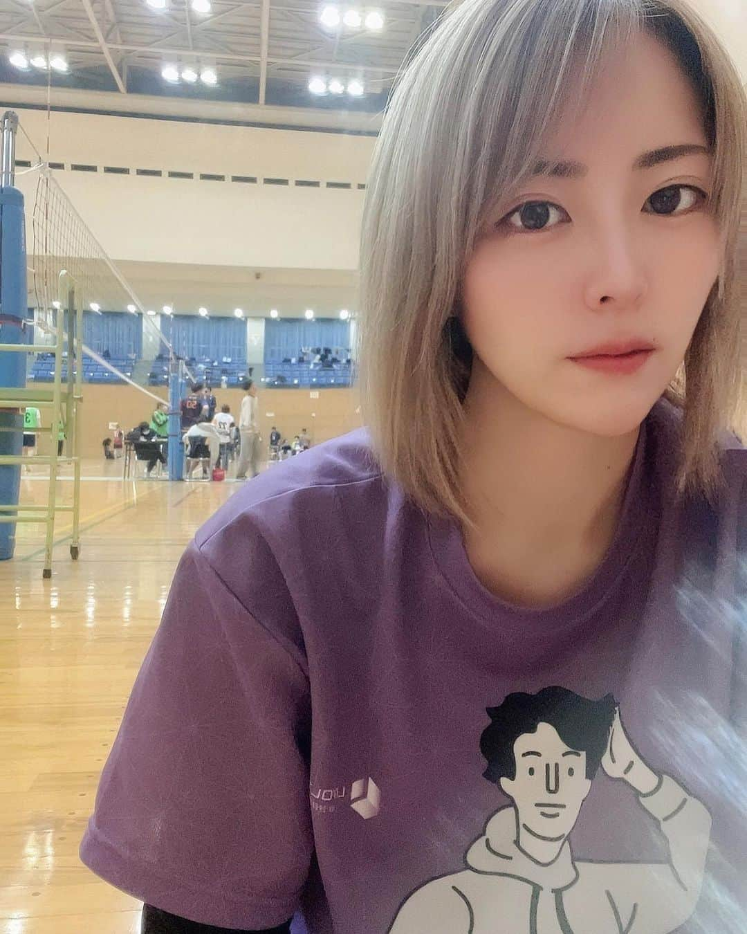 篠崎ゆうきさんのインスタグラム写真 - (篠崎ゆうきInstagram)「★¨̮  𝙫𝙤𝙡𝙡𝙚𝙮𝙗𝙖𝙡𝙡 🏐  バレー納め 今年最後のバレーは 全員タメで 陰キャの会の方たちでした👊🏻 皆バレー経歴は素晴らしいけど笑  2023年もバレー楽しむぞー  1枚目は小顔効果なし 2枚目は小顔効果あり ノーメイクの時は加工させて☝️笑  #バレーボール  #バレー納め #混合バレー #エリート軍団 #陰キャの会 #スポーツは楽しい  #コメントは全て返信します  #篠崎ゆうき」12月18日 19時03分 - snyu_uk