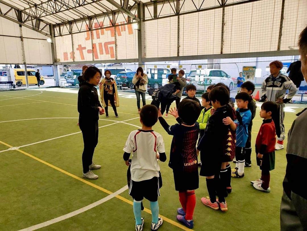 若林美里さんのインスタグラム写真 - (若林美里Instagram)「* 2022.12.18  本日フットサルアリーナ本巣 @fa.motosu で、 親子サッカー教室を行いました⚽️  子ども達の頑張りと笑顔は素晴らしく、 保護者の方々にもたくさん盛り上げていただきました☺️✨  サッカーの楽しさを全身で感じることができ、 喜びを共有できた日となりました😊🌱  みなさん、ありがとうございました！！  #フットサルアリーナ本巣 #岐阜 #ATHLETA #台湾 #高雄 #高雄陽信 #陽信銀行 #プロサッカー選手 #海外サッカー選手 #台湾サッカー #女子サッカー #サッカー女子 #女子アスリート #女性アスリート #海外女子 #若林美里」12月18日 19時05分 - mi.nori.11