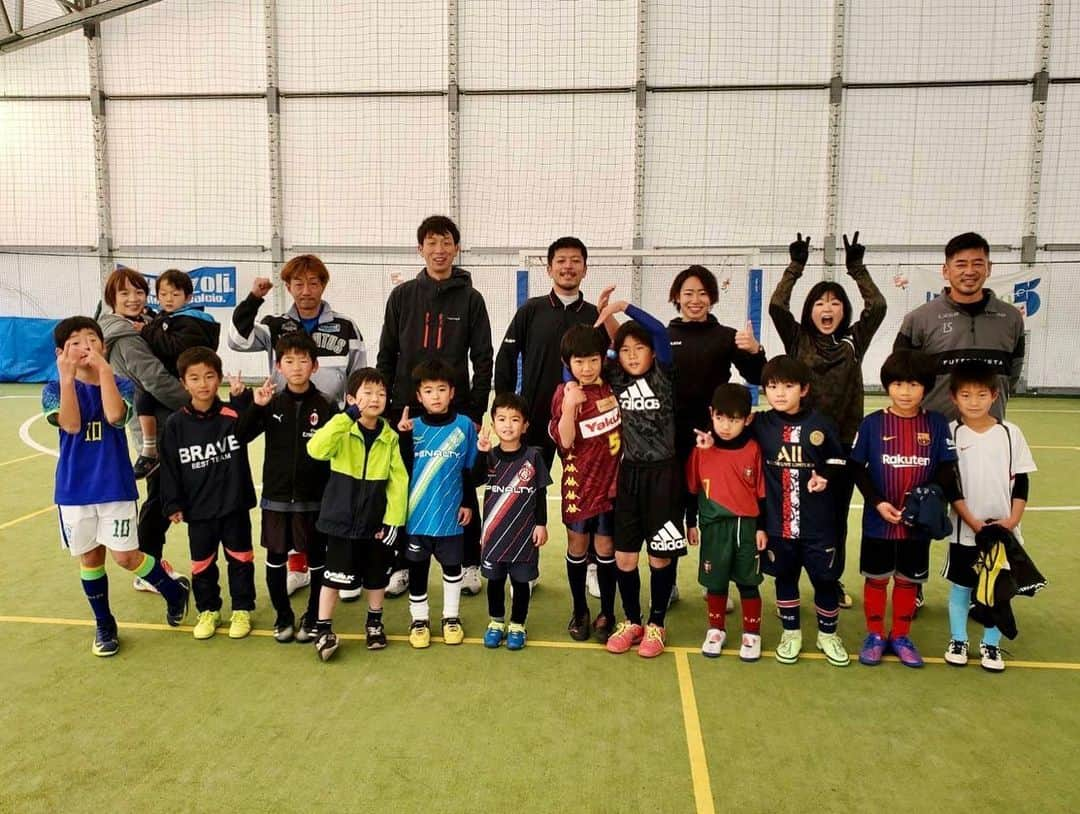 若林美里のインスタグラム：「* 2022.12.18  本日フットサルアリーナ本巣 @fa.motosu で、 親子サッカー教室を行いました⚽️  子ども達の頑張りと笑顔は素晴らしく、 保護者の方々にもたくさん盛り上げていただきました☺️✨  サッカーの楽しさを全身で感じることができ、 喜びを共有できた日となりました😊🌱  みなさん、ありがとうございました！！  #フットサルアリーナ本巣 #岐阜 #ATHLETA #台湾 #高雄 #高雄陽信 #陽信銀行 #プロサッカー選手 #海外サッカー選手 #台湾サッカー #女子サッカー #サッカー女子 #女子アスリート #女性アスリート #海外女子 #若林美里」