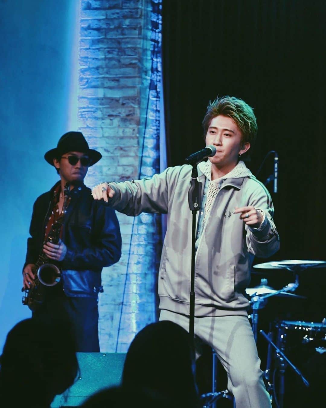 BuZZ【公式】さんのインスタグラム写真 - (BuZZ【公式】Instagram)「12.11 sun BuZZ New EP Release One-Man LIVE “Mood”  at. LDH kitchen THE TOKYO HANEDA  Setlist （★：未リリース曲） 01. L.O.C.O★ 02. The Express 不義遊戯★ 03. Candy Rain  04. CHOO SEXY 05. Forever Young 06. Mint & Co. 07. Cherry Pop 08. Hangover 09. 雪化粧★/Magnet★/Queen Size Bed★ (メドレー) 10. Chandelier 11. Love potion 12. ハミデルロマンス 13. D.I.P. - (Dive Into Paradice) 14.アイスクリーム 15.ワガママなメロディ  Photo by MASA  #BuZZJP」12月18日 19時07分 - buzzjp