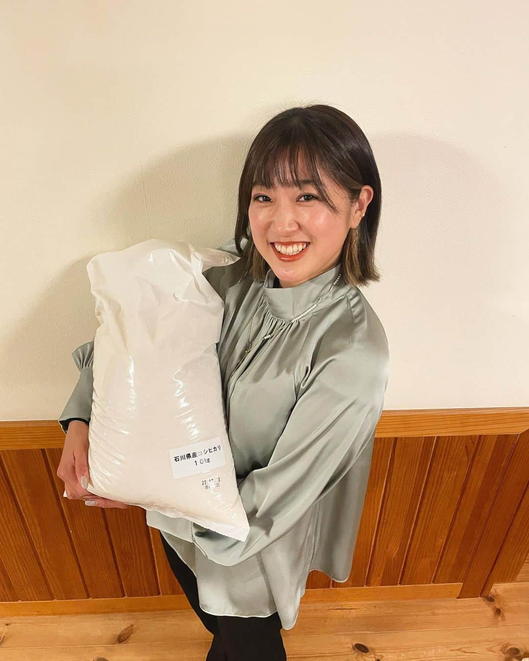 高木優奈さんのインスタグラム写真 - (高木優奈Instagram)「濱田精麦様から 石川県産コシヒカリ 30kgが届きました☺️  今年の4月からサポートしていただいている 地元神奈川のスポンサー様です。 試合のない今年サポートしていただけて 本当に感謝しかありません。  5人家族ですので お米をたくさん食べて しっかり体を作ります！ 本当にありがとうございます😊🙏  #髙木優奈 #濱田精麦 #ハマダの元気な食卓  #顔が丸いと言われます #お米が似合う女です」12月18日 19時11分 - yun.g__156cm