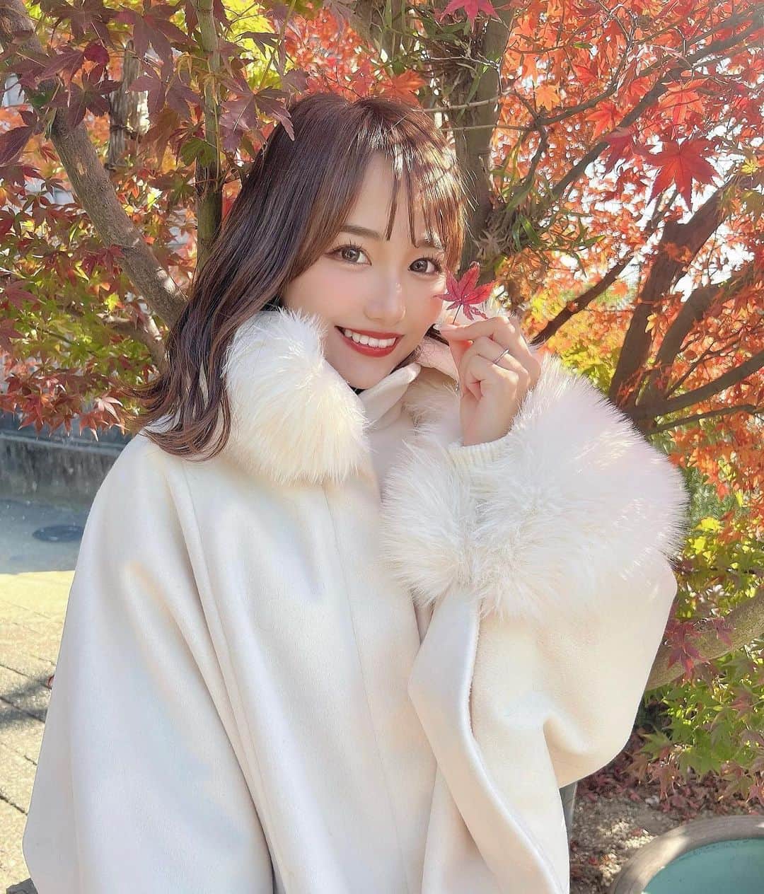 のインスタグラム：「⋆  愛知ダイハツ女子旅撮影で 常滑に行ってきました〜😂🫶🏻  年内公開なのでお楽しみに🤍  この日着てたコートは @dinoble_official です！ isakoさんが着てて一目惚れしました🥹❤︎ めちゃめちゃ可愛くて、 質問もたくさんいただいてたポンチョコートです❄️  #ootd #ファッション #撮影 #ヘアスタイル #ヘア  #コーディネート #コーデ #今日の服 #ポンチョコート #ポンチョ #紅葉 #紅葉スポット」