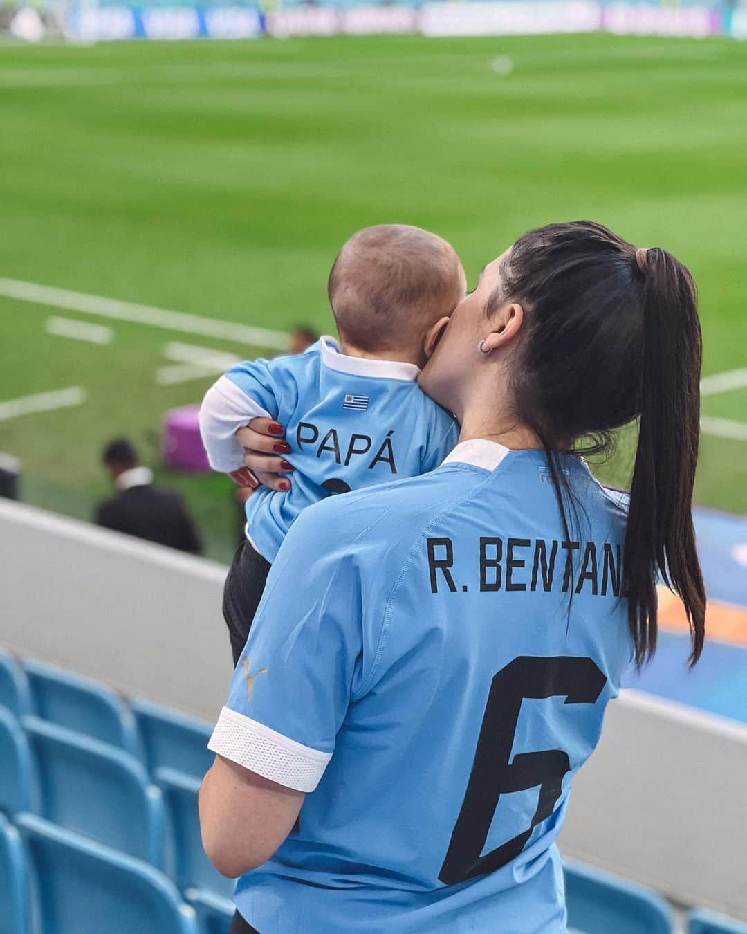 ロドリゴ・ベンタンクールのインスタグラム：「Hace 6 meses llegabas para alegrarnos la vida. Hace 6 meses que nos haces los papás más feliz del mundo.  No hay un día que no tengas una sonrisa para regalarnos y deseo que nunca se te borre esa alegría hermosa que tenes. Sos todo lo que siempre soñamos y más!.  Te amamos con todo nuestro corazón Luchi hermosa 🤍🌸」