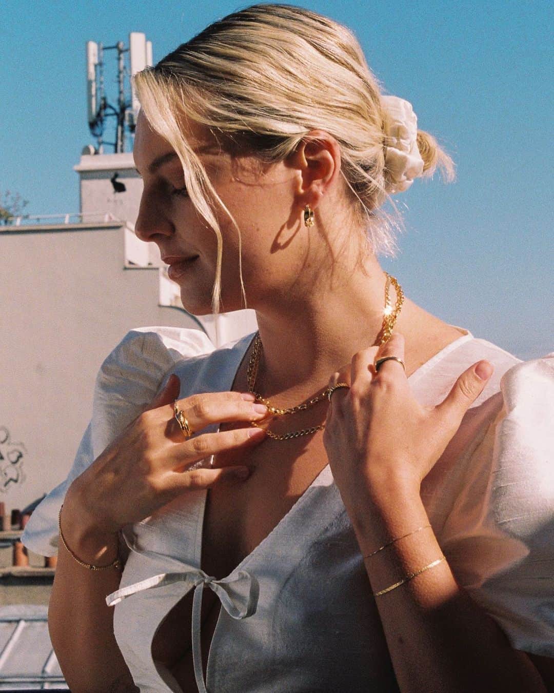 Estée Lalondeのインスタグラム：「Winter sun and a golden glow ❄️✨」