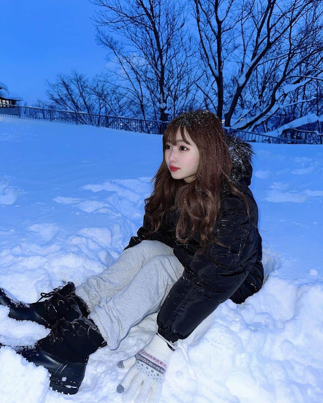 園田乃彩さんのインスタグラム写真 - (園田乃彩Instagram)「❄︎.* ⁡ 初北海道凄く満喫しています⛄️❄ ⁡ 寒さには耐えれないけど、 街並みが真っ白で凄く綺麗🥹 ⁡ いろ〜んな所に行って、食べては、 雪と沢山遊びました🤍 ⁡ 弟がマイナス11℃の所で アイス買ってきて食べたお陰で、 手足と顔の感覚麻痺した、😂 ⁡ ⁡ 写真も沢山なので 少しずつ投稿していきます🫶🏼 ⁡ おすすめの場所とかあったら 是非コメントで教えてください🙏♡」12月18日 19時44分 - noaaa327_