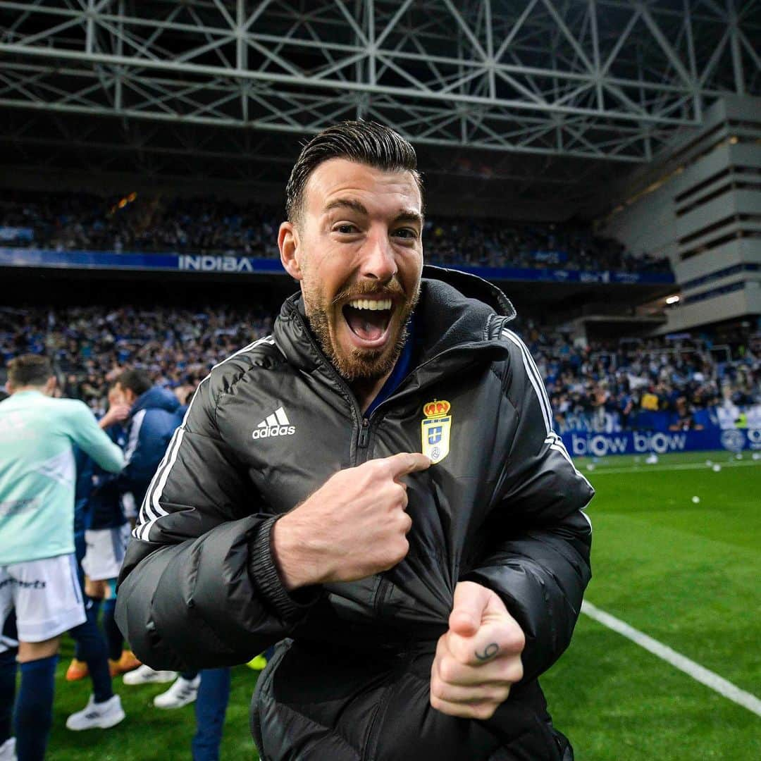 セルジ・エンリクのインスタグラム：「Si no lo vives no lo entiendes!  Gracias oviedistas y a la vida por esta experiencia única. 😱🥳🔝 El derbi se quedó en casa, Asturias es azul 💙💙💙🔥🔥🔥 HALA OVIEDO!!!!!」