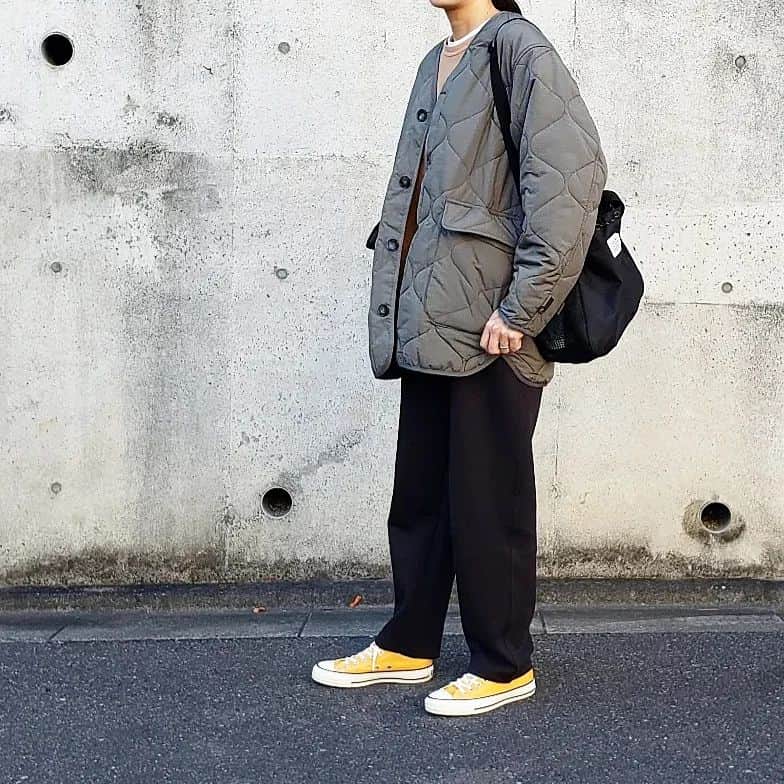 eriのインスタグラム：「*⁡ ⁡カーキ×オレンジ🍊っていいなぁ☺️⁡ ⁡*⁡ ⁡アウター:#journalstandard ⁡ ⁡トップス:#champion ⁡ ⁡ボトムス:#uniqlo⁡ ⁡シューズ:#converse ⁡ ⁡バッグ:#fredrikpackers ⁡ ⁡*⁡ ⁡#ootd#fashion#coordinate#casual#キルティングジャケット#ジャーナルスタンダード#キルティングジャケットコーデ#ドライスウェットタックテーパードパンツ #ユニクロコーデ#コンバース#冬コーデ#カジュアルコーデ#高身長女子コーデ#カーキ」