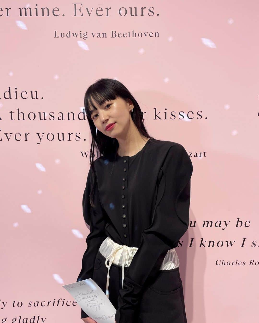 Shiho Sasakiのインスタグラム：「@addictionbeauty_official  Spring 2023 Collection  “WORDS OF LOVE” にお邪魔してきました👏🏻  春らしいうきうきするような素敵な空間で タッチアップまでしてもらえて幸せな気分🌸  春の新作は1/6発売みたいです💄 早く春服きて、春メイクしたくなった！  #WORDSOFLOVE #ADDICTIONSPRING2023 #ADDICTIONBEAUTY #アディクション  #ビッグラッシュ #LookatMeLashes」