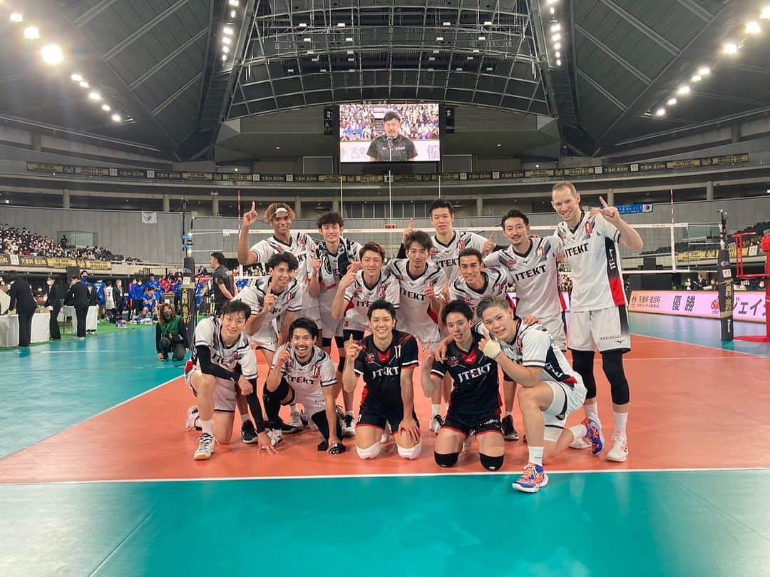 西田有志のインスタグラム：「優勝❗️ なかなかチームの力になれない時間があった中、こうやって復帰し、チームみんなで1番を取れたこと、すごく嬉しく思います❗️ 皆さんも応援ありがとうございました❗️」