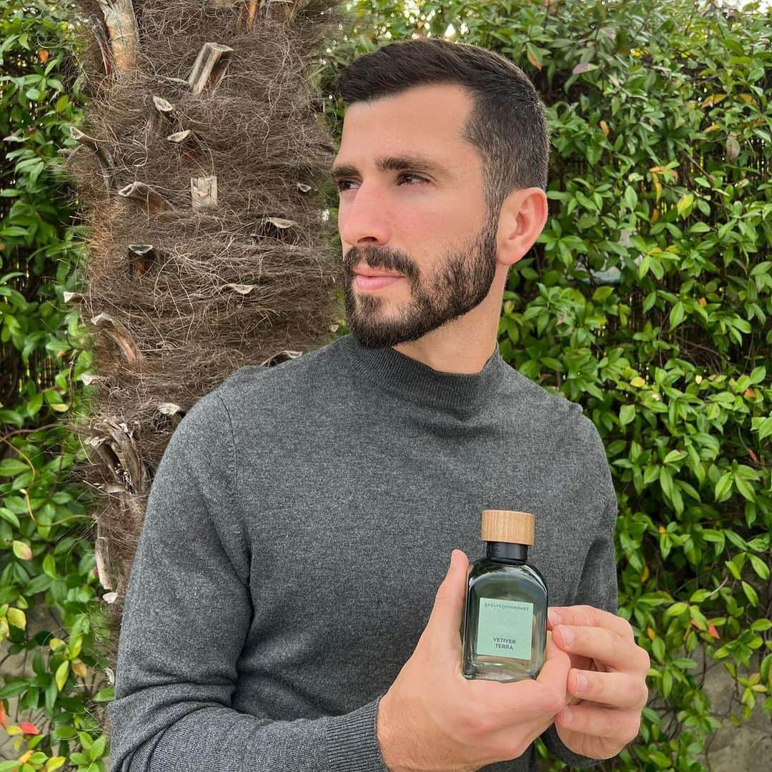 ホセ・ルイス・ガヤのインスタグラム：「Los perfumes de @adolfodominguezofficial  están hechos con materiales reciclados, reciclables y reutilizables de por vida. ¿Mi favorito? Vetiver Terra. Un regalo que perdura. #adolfodominguezperfumes #regalosqueperduran」