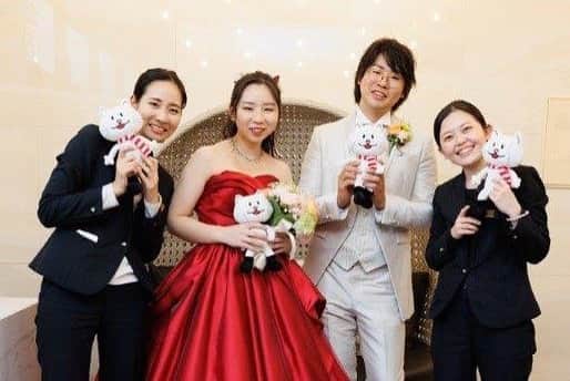 アンジェローブ 名古屋 結婚式場さんのインスタグラム写真 - (アンジェローブ 名古屋 結婚式場Instagram)「. @weddingisland_angerobe をフォローして. 『 #アンジェローブ 』のタグで. お写真を投稿してくださいね＊*. . ——————————. .  スタッフとの写真も撮影いただき、ありがとうございました！ みんな、宝物です✨  . ——————————. .  -アンジェローブの公式HPをcheck＊* http://www.angerobe.co.jp/sp/ -ブライダルフェアの予約はコチラから♪ http://www.angerobe.co.jp/sp/fair/ . ——————————. . ぜひ『 #アンジェローブ 』のハッシュタグで. ウェディングの写真を投稿してくださいね＊*. ステキなお写真はこちらのアカウントで. リグラムさせていただきます♪. . また『#アンジェローブ』のハッシュタグで. 投稿していただいた#アンジェ嫁 様は. 必ずフォローさせて頂きます💕  プレ花嫁さんも卒花嫁さんも. ずーっと繋がっていきましょう💕 ——————————. . #新郎新婦 #結婚式写真 #結婚式場スタッフ #wedding  #weddingdress  #笑顔 #名古屋結婚式場 #プレ花嫁  #ナチュラルウエディング #結婚式準備 #フォト婚 #東海プレ花嫁 #名古屋プレ花嫁 #リゾート婚 #名古屋結婚式場プランナー #婚約 #プロポーズ #港区 #金城ふ頭 #写真結婚式 #海外挙式 #名古屋ウエディングプランナー #結婚式フォト #ウエディングプランナー #自由な結婚式 #結婚式スタッフ #宝物写真」12月18日 20時52分 - weddingisland_angerobe