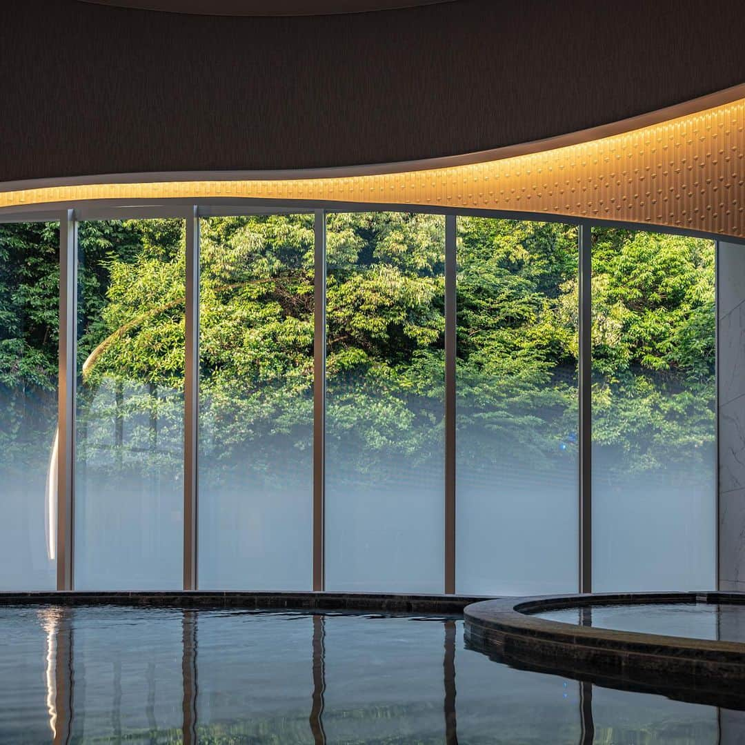 THE WESTIN KYOTO ウェスティン都ホテル京都さんのインスタグラム写真 - (THE WESTIN KYOTO ウェスティン都ホテル京都Instagram)「一段と寒くなった今日。 こんな寒い冬の日には、温泉にゆったり浸かって体を温めてから眠りにつきたいですね。 宿泊者の皆様に無料でご利用いただけるSPA「華頂」 天然温泉「京都けあげ温泉」で癒しの時間をお過ごしいただけます。 広々とした温浴施設と、男性内湯にはスチームサウナ、女性内湯にはミストサウナ、アメニティにはフランスのスキンケアブランドsothysのアイテムをご用意しております。 贅沢な入浴時間をお過ごしください。  Today was a cold winter day where you wanted to soak in a hot spring to warm your body and then go to sleep.  SPA "Kacho" that can be used free of charge by all guests You can spend a relaxing time at the natural hot spring "Kyoto Keage Onsen". Spacious hot bath facilities, a dry sauna in the men's indoor bath, a steam sauna in the women's indoor bath, and amenity items from the French skin care brand sothys are available. Please spend a luxurious bathing time.    #温泉　#SPA　#onsen #naturalhotsprings #kyotojapan  #京都けあげ温泉 #ウェスティン都ホテル京都 #ホテルステイ」12月18日 20時56分 - westinmiyakokyoto