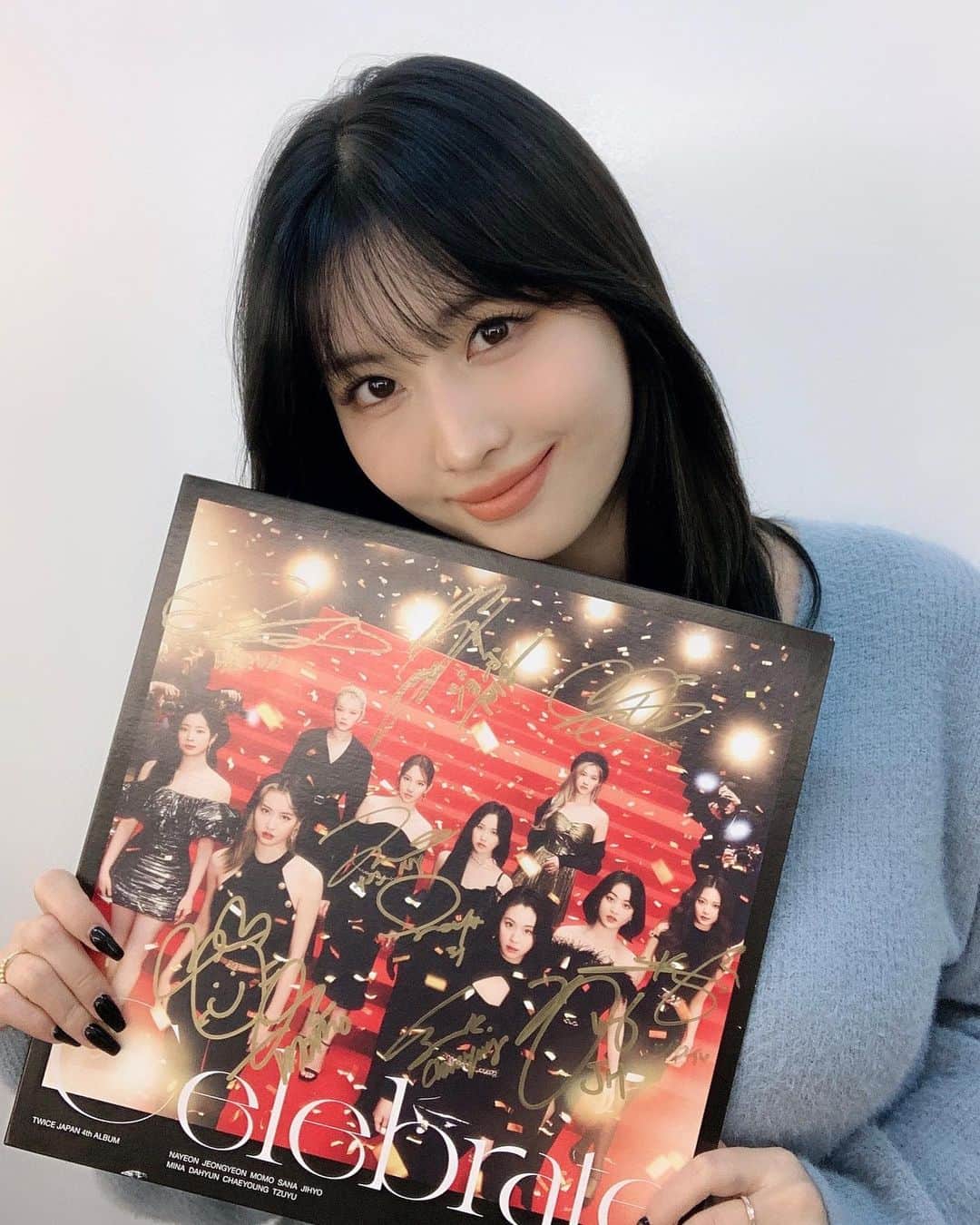 のインスタグラム：「2022.12.28 TWICE JAPAN 4th ALBUM『Celebrate』数量限定生産アナログ盤　発売記念   MOMO   https://twicejapan.com/news/detail/1110   #TWICE #Celebrate #VINYL #MOMO #TWICE_JAPANDEBUT5thAnniversary」
