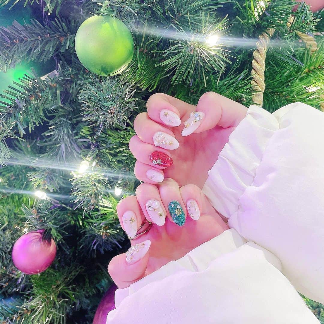 樋口なづなさんのインスタグラム写真 - (樋口なづなInstagram)「🕊 今月のネイルは超クリスマス！左右で色が違うの可愛くない？🎄♡ 大好きなさあちゃんいつもありがとうございます ᐡ. ̫ .ᐡ 🤍」12月18日 21時01分 - nazuna_higuchi