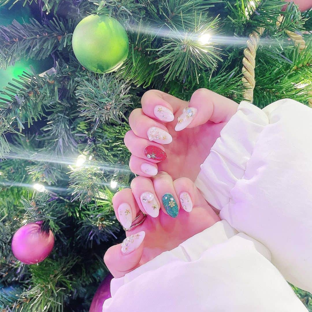 樋口なづなのインスタグラム：「🕊 今月のネイルは超クリスマス！左右で色が違うの可愛くない？🎄♡ 大好きなさあちゃんいつもありがとうございます ᐡ. ̫ .ᐡ 🤍」