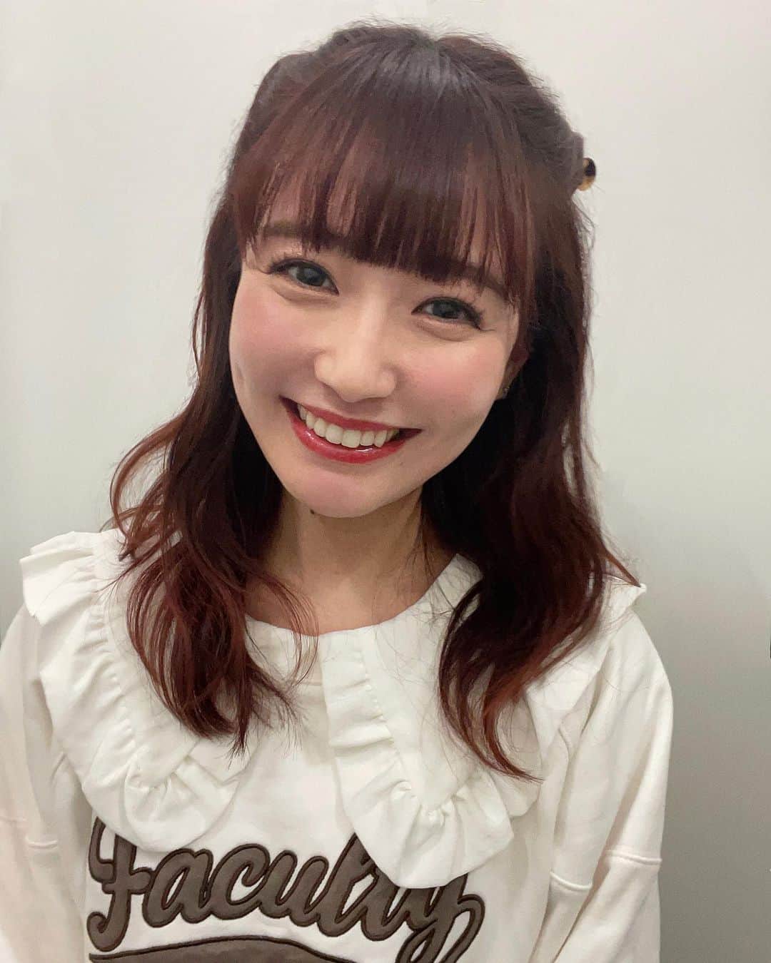 荻野可鈴のインスタグラム：「、 となりで面白い話してて ふつうに笑っちゃってる写真🤳  歯が出てる写真は珍しい気がする🐏☁️」