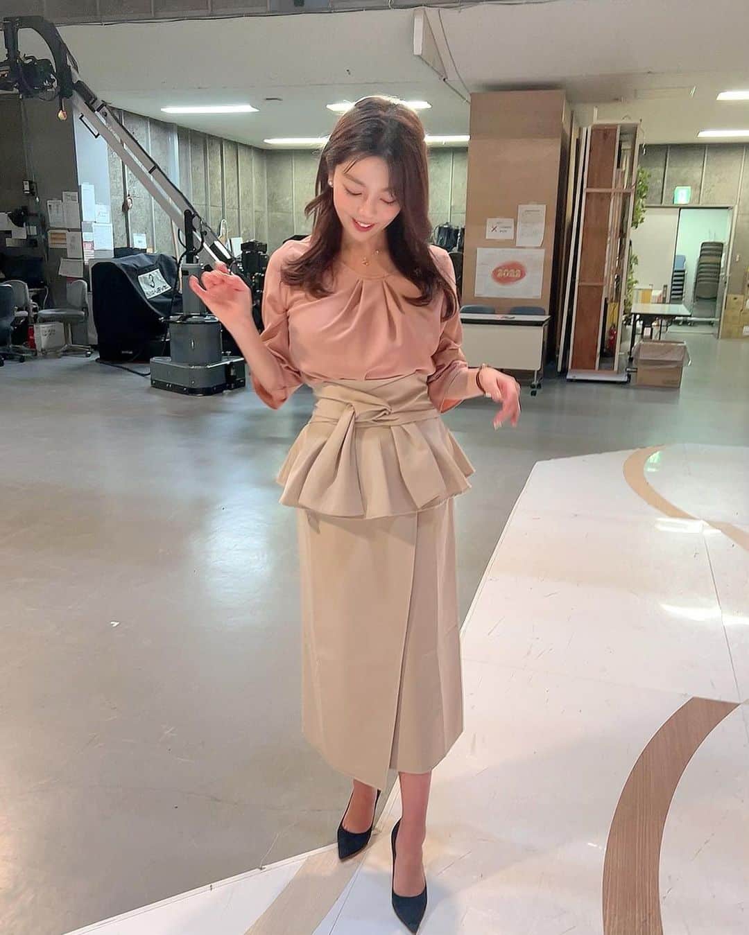 八幡美咲のインスタグラム：「2022年最後のフロントドア放送でした🎄.*𓂃𓈒𓏸︎︎︎︎  今年1年間見てくださった皆さま 応援してくださった皆さま 土曜日が楽しみ！と言ってくださった皆さま 本当にありがとうございました☺️  みなさんからのメッセージに 支えられました(⑉• •⑉) 本当にありがとうございます☺️💓  キラリと光る2022イチオシニュースを担当しましたよ‪‪𓂃 𓈒𓏸✎  2023年最初のフロントドア生放送は 1月14日です🌸  良いお年をお迎えくださいねー🥰  衣装 @rcawaii  #まだ年内働いております #ニュースや #特番ロケなどあります #とりあえず #フロントドア締め投稿です🌸  来年はどんなものが流行って どんなことがニュースになるんでしょうか？🥰」