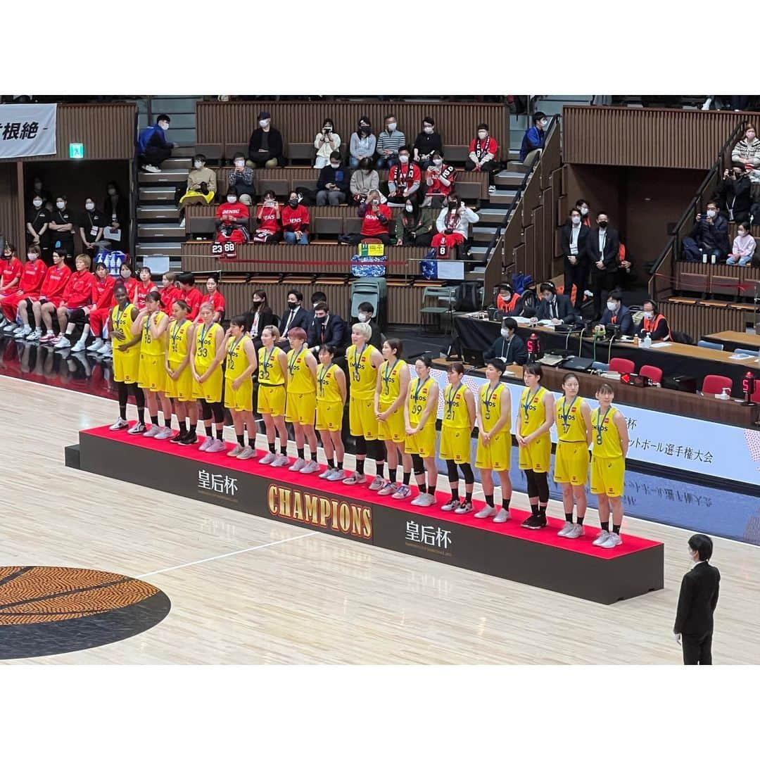 池江璃花子のインスタグラム：「* 🏆🏆🏆🏆🏆ENEOS10連覇🏆🏆🏆🏆🏆 初めてのバスケ観戦⛹🏻‍♀️🏀 生観戦でここまで興奮した試合初めてでした！！！ 選手たちカッコ良すぎるし、1秒たりとも目が離せない接戦だった… 最後の追い上げが凄すぎた！ @eneossunflowers  おめでとうございます🍾 #basketball #eneossunflowers  #皇后杯バスケ」