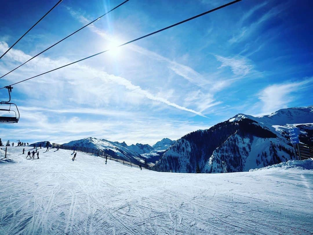 サーシャ・コーエンのインスタグラム：「❄️ 🏔️ 🎿」