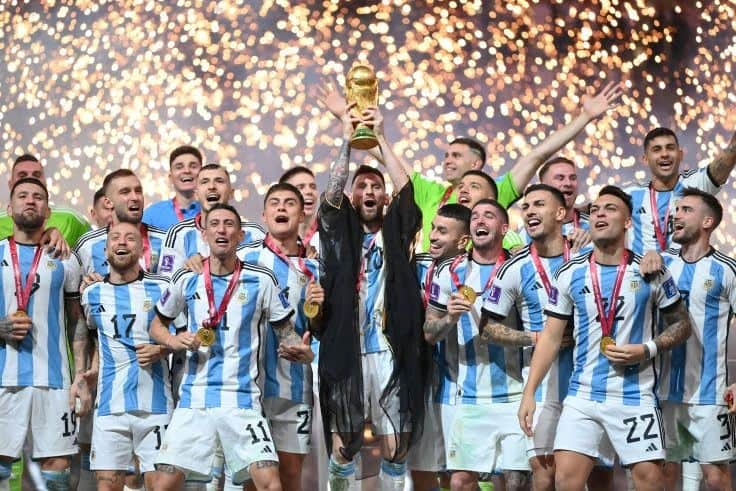 マヌ・ジノビリさんのインスタグラム写真 - (マヌ・ジノビリInstagram)「Felicitaciones Campeones Mundiales!! Hermoso momento!! 🇦🇷♥️🏆」12月19日 7時17分 - manuginobili