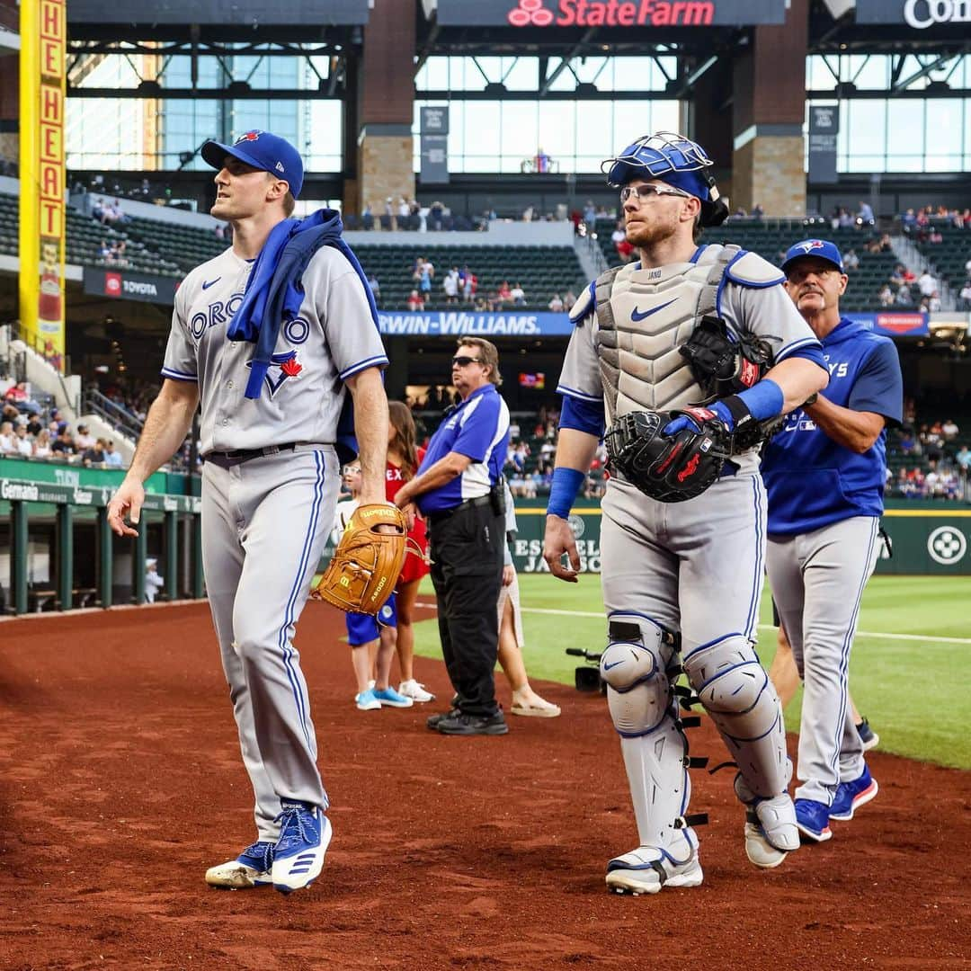 ロス・ストリップリングさんのインスタグラム写真 - (ロス・ストリップリングInstagram)「Thank you Toronto for an amazing 2.5 seasons as a Blue Jay! We persevered through a lot the last few seasons and I’m proud to have competed alongside my teammates, in front of an entire country of fans cheering us on. Memories and experiences I’ll never forget. Thank you to everyone that has supported the journey thus far. Let’s keep it going in San Francisco! Looking forward to a new adventure as a Giant and reuniting with old teammates. See ya soon Bay Area!」12月19日 7時24分 - ross_stripling