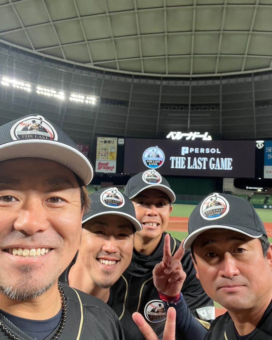 白崎浩之さんのインスタグラム写真 - (白崎浩之Instagram)「ラストゲーム⚾️ こんな機会を与えて頂いて本当にありがとうございました！ たくさんタオルやユニフォーム掲げてくれていたのも見えていました😭ファンの皆さん本当にありがとうございました！！お母さんも喜んでくれてた😇 西武のホームの三塁側からの景色も味わえました🪟まるで西武の一員わら 自分の野球は今日で終わりにして、次はこの経験、勉強させてもらったことを伝えられる仕事が出来たらと思います。 本当に昨日は寒い中ありがとうございました！  #はやたさん、打ちすぎ #かめさん、話し易すぎ #バネさん、大丈夫そ？ #昨日1番嬉しかったこと #最後みんなで写真撮った時に #くりぃむ上田晋也さんが #お店で会ったとき挨拶したの覚えててくれてた事 #挨拶は大切にしようと思った日」12月19日 7時56分 - shirasaki_hiroyuki