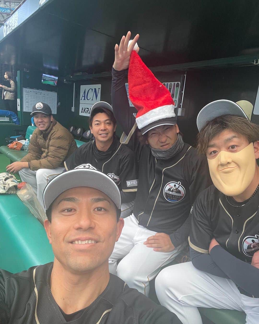 白崎浩之さんのインスタグラム写真 - (白崎浩之Instagram)「ラストゲーム⚾️ こんな機会を与えて頂いて本当にありがとうございました！ たくさんタオルやユニフォーム掲げてくれていたのも見えていました😭ファンの皆さん本当にありがとうございました！！お母さんも喜んでくれてた😇 西武のホームの三塁側からの景色も味わえました🪟まるで西武の一員わら 自分の野球は今日で終わりにして、次はこの経験、勉強させてもらったことを伝えられる仕事が出来たらと思います。 本当に昨日は寒い中ありがとうございました！  #はやたさん、打ちすぎ #かめさん、話し易すぎ #バネさん、大丈夫そ？ #昨日1番嬉しかったこと #最後みんなで写真撮った時に #くりぃむ上田晋也さんが #お店で会ったとき挨拶したの覚えててくれてた事 #挨拶は大切にしようと思った日」12月19日 7時56分 - shirasaki_hiroyuki