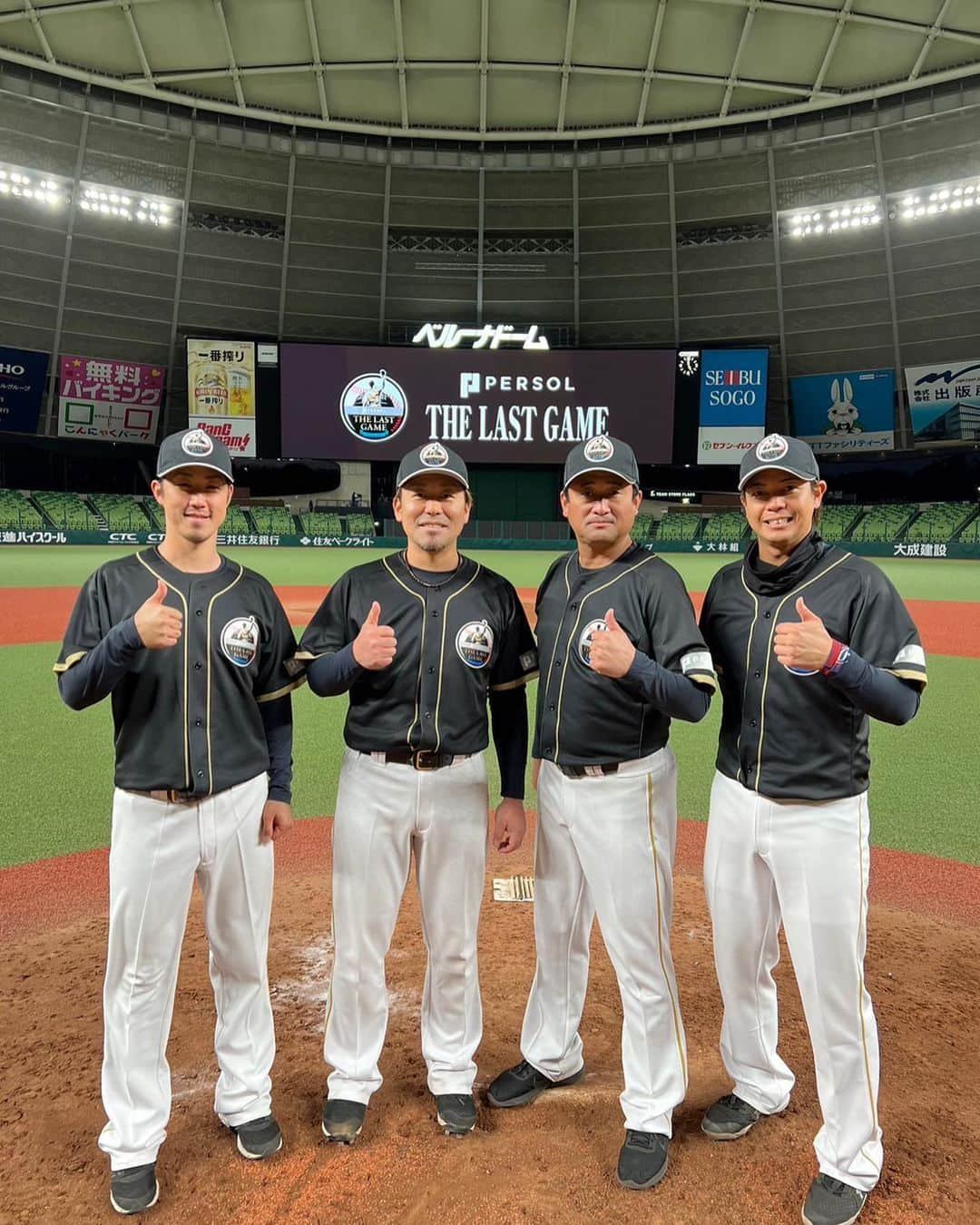 白崎浩之さんのインスタグラム写真 - (白崎浩之Instagram)「ラストゲーム⚾️ こんな機会を与えて頂いて本当にありがとうございました！ たくさんタオルやユニフォーム掲げてくれていたのも見えていました😭ファンの皆さん本当にありがとうございました！！お母さんも喜んでくれてた😇 西武のホームの三塁側からの景色も味わえました🪟まるで西武の一員わら 自分の野球は今日で終わりにして、次はこの経験、勉強させてもらったことを伝えられる仕事が出来たらと思います。 本当に昨日は寒い中ありがとうございました！  #はやたさん、打ちすぎ #かめさん、話し易すぎ #バネさん、大丈夫そ？ #昨日1番嬉しかったこと #最後みんなで写真撮った時に #くりぃむ上田晋也さんが #お店で会ったとき挨拶したの覚えててくれてた事 #挨拶は大切にしようと思った日」12月19日 7時56分 - shirasaki_hiroyuki