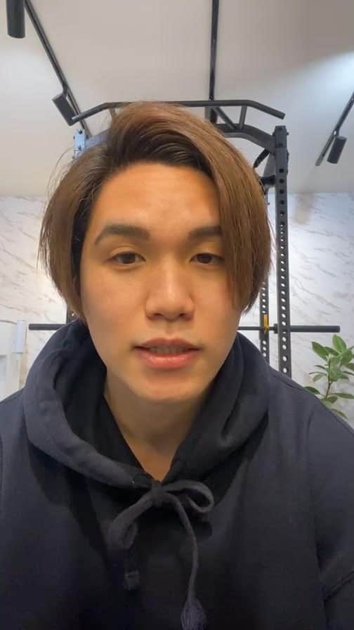 しゅんやのインスタグラム：「◯座ったままできるストレッチ ◯炭酸水はダイエットに効果的？  次回またストーリーズで告知します👍」