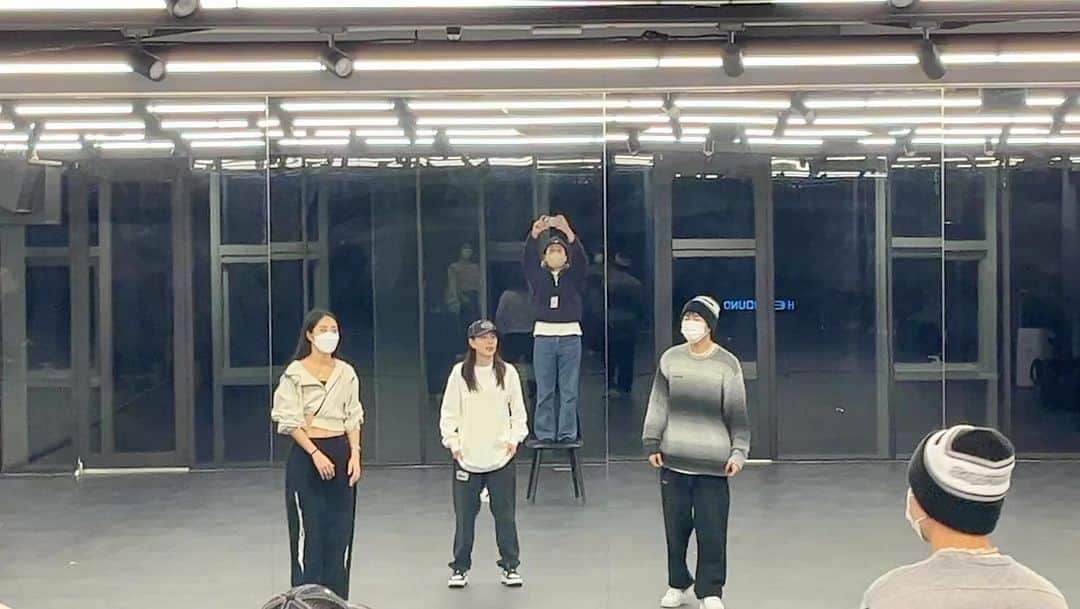BoAのインスタグラム：「짧은 시간에 만들어준 동생들 진짜 고맙고 사랑한다!❤️」