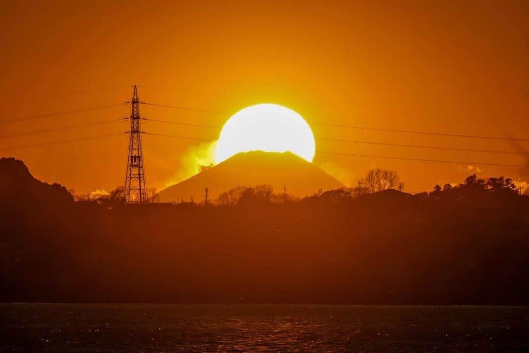 Atsushi Aizawaのインスタグラム：「12/18 霞ヶ浦  #富士山 #夕陽 #霞ヶ浦 #夕焼けハンター  Ibaraki, Japan  #japanfocus #jp_gallery #instagramjapan #ig_japan #wu_japan #wu_asia #worldunion #theworldshotz #igersjp #team_jp_ #team_jp_東 #team_jp_skyart  #mtfuji #Japan #natureaddict Mt. Fuji  Ibaraki, Japan #Lovers_Nippon #東京カメラ部 #japan_night_view #phos_japan #写真好きな人と繋がりたい #bestjapanpics #photo_shorttrip #sonyworldclub」