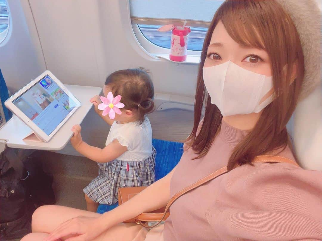 安藤麻貴さんのインスタグラム写真 - (安藤麻貴Instagram)「(過去picです🧸)  うちのベビさんはまだ1歳ですが、新幹線にはもう20回以上乗ってるベテランさんです🚅 よく周りの人にどうやって3時間とか過ごすのか聞かれるのでメモ📝 誰かの参考になったら嬉しいです☺️ 長いので、興味ある人は読んでみてね❤️  新幹線移動の時は、どうしてもiPadでYouTube見せちゃう😂 YouTubeプレミアムだと無制限で動画保存してオフライン再生できるから、電波途切れがちな新幹線でも安心です☺️ (子供って動画止まるとキレるよねー😇) ⚠︎回し者ではありません(笑)  あとは絵本やシール、音の鳴らないおもちゃ、ぬいぐるみを持参❣️ (荷物増えるけど、絶対持って行きます。保険かけるの大事。) お絵描きパッドもペンが紐で繋がってるタイプを使ってます✏️  そしてご飯orお昼寝の時間に合わせて乗車します🍙💤 ご飯食べてる時間はだいたい静かにモグモグしてくれるから時間稼げるし、お昼寝時間に合わせるときは乗車前に沢山遊んで疲れさせて、抱っこ紐でデッキでゆらゆら寝かしつけます☺️ゆらゆらねんねはヒップシートの抱っこ紐必須😂 (ご飯→お昼寝コンボ達成したときは狂喜乱舞🥺✨)  あとは、車椅子用の座席近くはデッキが広いので、その辺りの座席を予約してデッキで少しお散歩させたり🐾 (停車してドアが開くタイミングは要注意です！ホームと車両の間に落ちる可能性あり💦私は走行中しか歩かせません💦) 車両によっては3列シートが最前列だけ2列になってる車両があって、そこはコンパクトなベビーカーなら畳まずに横付けできるので予約時に空いてたらラッキー🥺✨ 東海道新幹線は、特大荷物スペース付きシートが要予約なのでベビーカー持参のときは要注意です☺️ ちなみに写真のように、我が家は1歳児でも子供料金を払って2席確保します。 2列シートの特大荷物スペースに畳まずベビーカー入れられるから、新幹線の乗り降りがかなり楽になります🥺✨数千円かかるけど、膝上で数時間なんてほぼ無理だしそこは必要経費😂  授乳してた頃は車掌や車内販売の方に声をかけて多目的室(特別室？)を使わせて頂くこともありました☺️ 身体の不自由な方が優先ですが、空いていれば使わせてもらえます。 赤ちゃんの頃どうしても泣いちゃって仕方ない時にも車掌さんのほうから声をかけて頂いて利用させてもらいました🥺 申し訳なさでいっぱいだったけど、同じ車両の数十人の方々に泣き声でご迷惑をかけるよりはいいか！と割り切って…。(あの時の車掌さんの優しさに感謝です🥲)  あとはおやつ！ ボーロ系は落ちて転がると即刻地獄絵図なので、シリコン製の畳めるスナックカップも持参してます🍪 干し芋とかバナナとか常温でいける系も持参して、選ばせてあげてます。 干し芋とかボーロは少ない量で時間稼げるし、無言の時間を作ってくれてほんと神アイテム(笑)  飲み物のマグはリッチェルの保冷マグを使っています🧋 底がシリコンで滑りにくいし、ほぼ溢れないから安心✨ 新幹線って結構傾くのでシリコンの滑り止めに助けられてます🥺  あとこれは車両によるのですが、公衆電話付きの車両があって抱っこ紐のままモシモシごっこしたりもします😂 公衆電話はサービス終了してて今はただの置き物状態なのでちょうど良いおもちゃに😂以前車掌さんに確認したら、どうぞーって遊ばせてくれたのでそこから見つけたら毎回使わせてもらってます😊 押しボタン式だから赤ちゃんもポチポチして遊べるよ❤️  あと人が居ない時に洗面台の鏡を見せたり、ホームに停車中や発車時は窓の外にいる人にバイバイしてみたり。 窓から見えたものをひたすら名前言ったり、トンネルに入った瞬間に自分の姿が窓に映るので一緒にビックリする！ってゆう遊びをひたすらやったり(笑)  グズりそうになったらすぐデッキに行ってます🥺 新幹線って寝たい人もいるし、子供苦手な人もいるし、泣き声って普通に聞いててしんどいし、とにかく即デッキ😂 途中駅で一瞬でもホームに出て新鮮な空気吸わせてあげるのも気分転換におすすめです❤️(ホーム危ないから抱っこ紐推奨)  乗車時は列に並ばずに、一番最後に乗ります。 ベビーカーから降ろしたり畳んだりして時間かかるので、後ろに人を待たせない配慮大事☺️  降車時は、到着の5分前にはベビーカーや荷物の準備をして、ベビーカーに乗せてデッキで待つようにしています。ギリギリだとベビーカー乗ってくれなかったり、バタバタしてる間に降りたい人で後ろが詰まったり…は避けたい😇 場合によってはベビは抱っこ紐を使って、ベビーカーの上にササっと荷物乗せて降りたりもします。 ベビーカー畳まずに置ける席の時は乗車時もベビーカーon荷物で抱っこ紐のほうがスムーズです✨  新幹線乗る時基本ワンオペなので、とにかく対策しまくって乗っています🥺 新幹線とか飛行機って個々に高いお金払って乗ってるからこそ周りにすごい気を遣って疲れるよね😇 それでもどうしても乗らなくちゃいけないシーンってあると思います🥺💦 少しでもママ達のヒントになれば嬉しいです❤️  長文失礼しました😂  #1歳ママ #まますたぐらむ #べびすたぐらむ #子連れ旅 #子連れ #子連れ新幹線」12月19日 2時21分 - maki_nyan_3