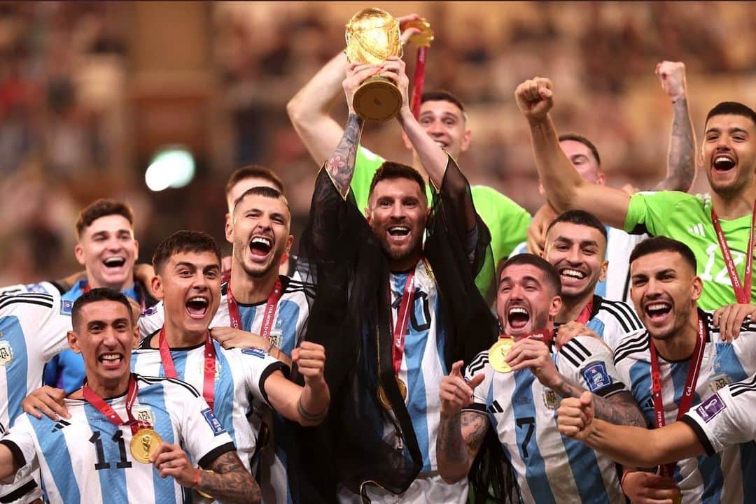 フアン・マルティン・デル・ポトロのインスタグラム：「FELICITACIONESSS LEOOO!!! 🐐 FELICITACIONESSS SELECCIÓN!!! 🇦🇷 GRACIAS POR ESTA GRAN ALEGRÍA QUE NOS DIERON!!!  LA FOTO QUE TODO EL MUNDO NECESITABA VER!!! 🙏🇦🇷」